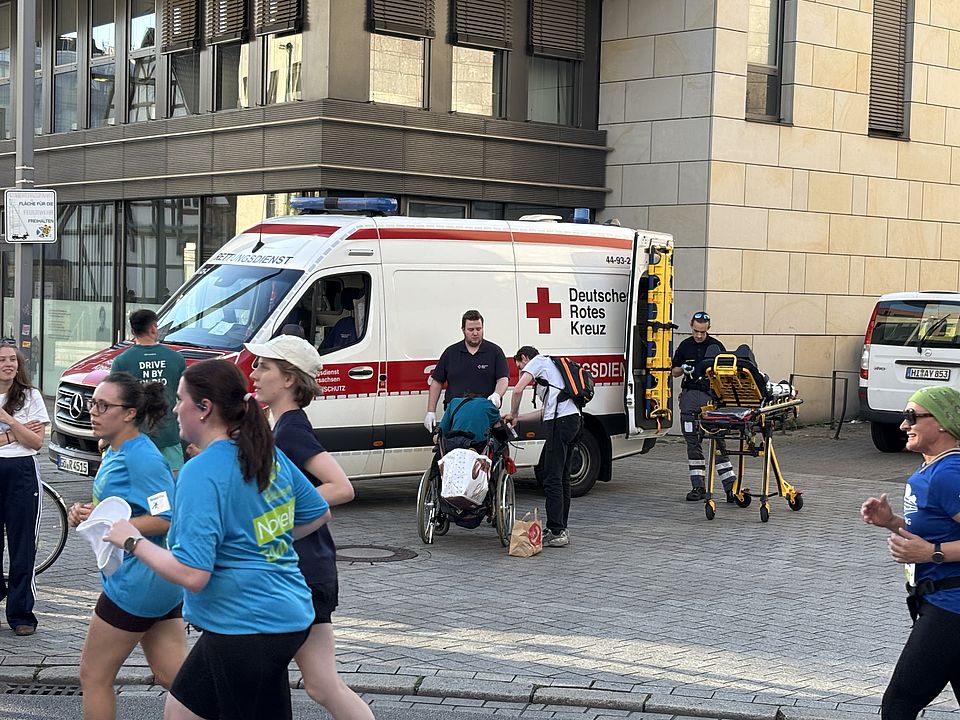DRK-Rettungsdienst versorgt Teilnehmende beim Göttinger Altstadtlauf 2026 neben Rettungswagen in der Innenstadt