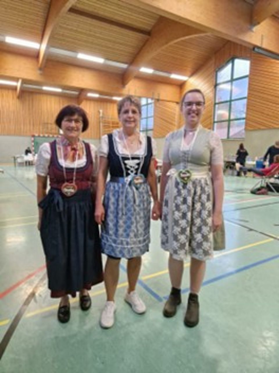3 Frauen in bayerischer Tracht beim Blutspenden