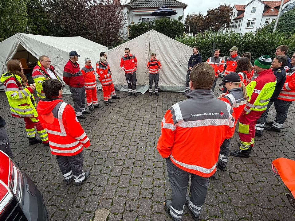2026_10_10_Eulenfest_in_Einbeck_2026__4_.jpg Mitglieder der DRK-Bereitschaft beim Eulenfest in Einbeck, im Hintergrund Versorgungszelte