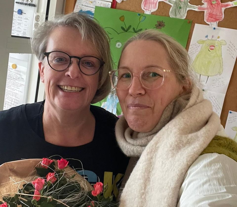 Frau Greil und Frau Treichel aus der Kita Fachberatung mit einem Blumenstrauß als Dankeschön für 30 Jahre Mitarbeit