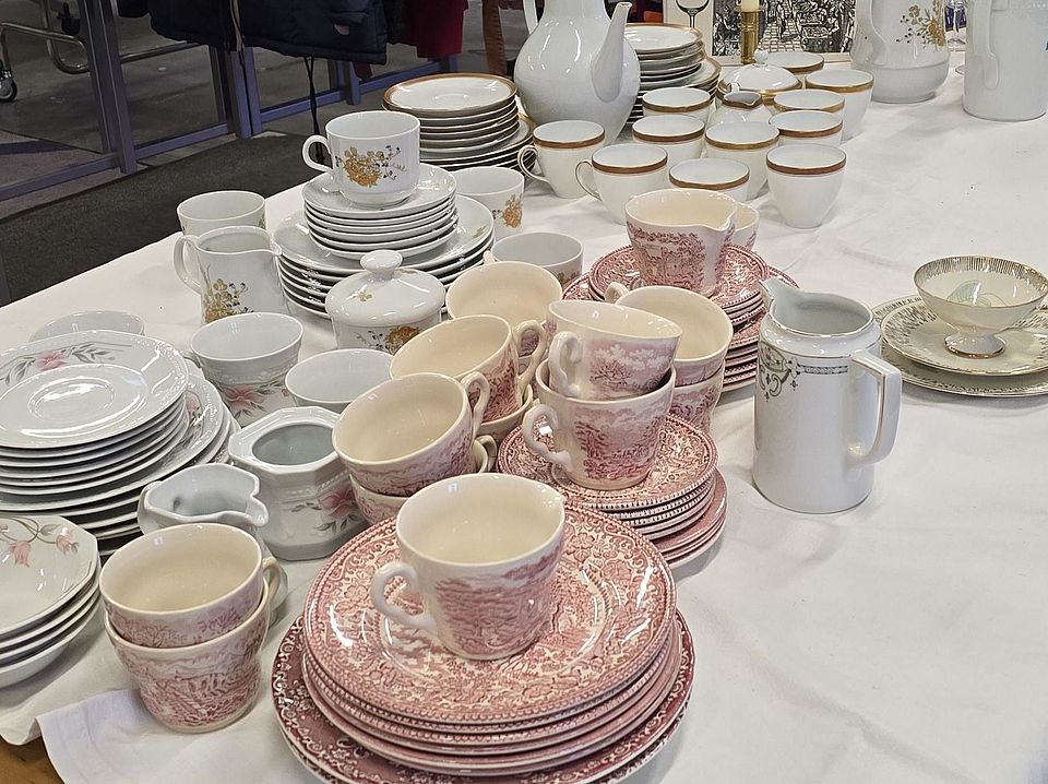 2026_01_28_Aktion_Schüsseln_und_Schalen_für_1_Euro__3_.jpeg Man sieht verschiedenes rosa Porzellan, wie eine Kanne und Tassen auf einem Tisch im Göttinger Spendenzentrum des DRK