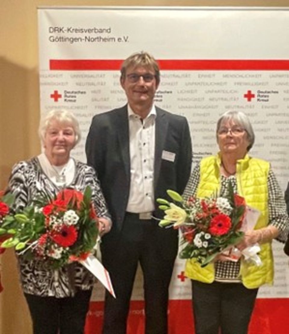 Gruppenfoto mit Elvera Peters, Prof. Dr. Carsten Hufenbach und Karin Bernd