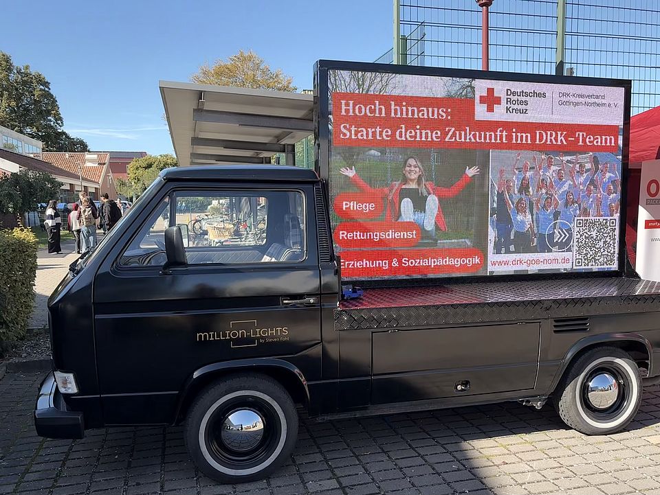 Wagen mit LED-Wand auf der Einbecker Ausbildungsmesse, mit Werbebanner des DRK zu Ausbildungen