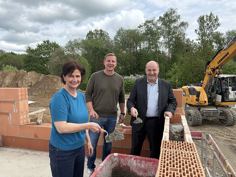 Torsten Bauer und Petra Reußner bei der Grundsteinlegung der neuen DRK-kita in Uslar. Gemeinsames Bild mit Architekt Oliver Strupeit beim Einlassen der Zeitkapsel in den Grundstein