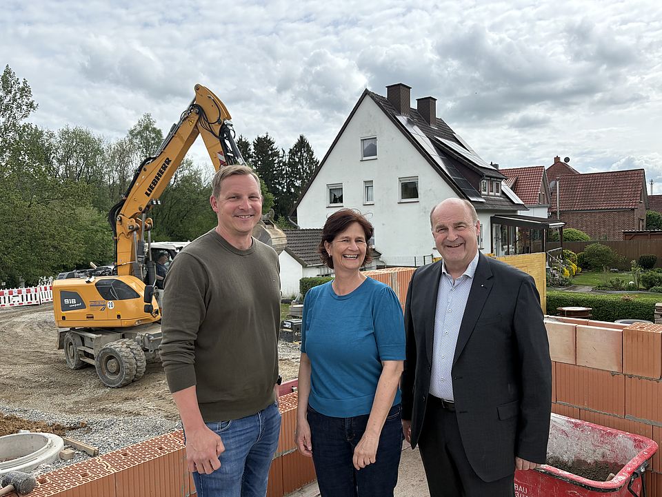 Torsten Bauer und Petra Reußner bei der Grundsteinlegung der neuen DRK-kita in Uslar. Gemeinsames Bild mit Architekt Oliver Strupeit nach dem Einlassen der Zeitkapsel in den Grundstein