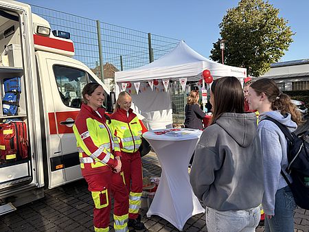 Schülerin der BBS Einbeck informiert sich beim Rettungsdienst am DRK-Stand auf der Einbecker Ausbildungsmesse