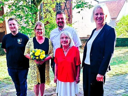 DRK-Mitglieder mit Blumen beim 40. Jubiläum des DRK-Ortsvereins Stöckheim