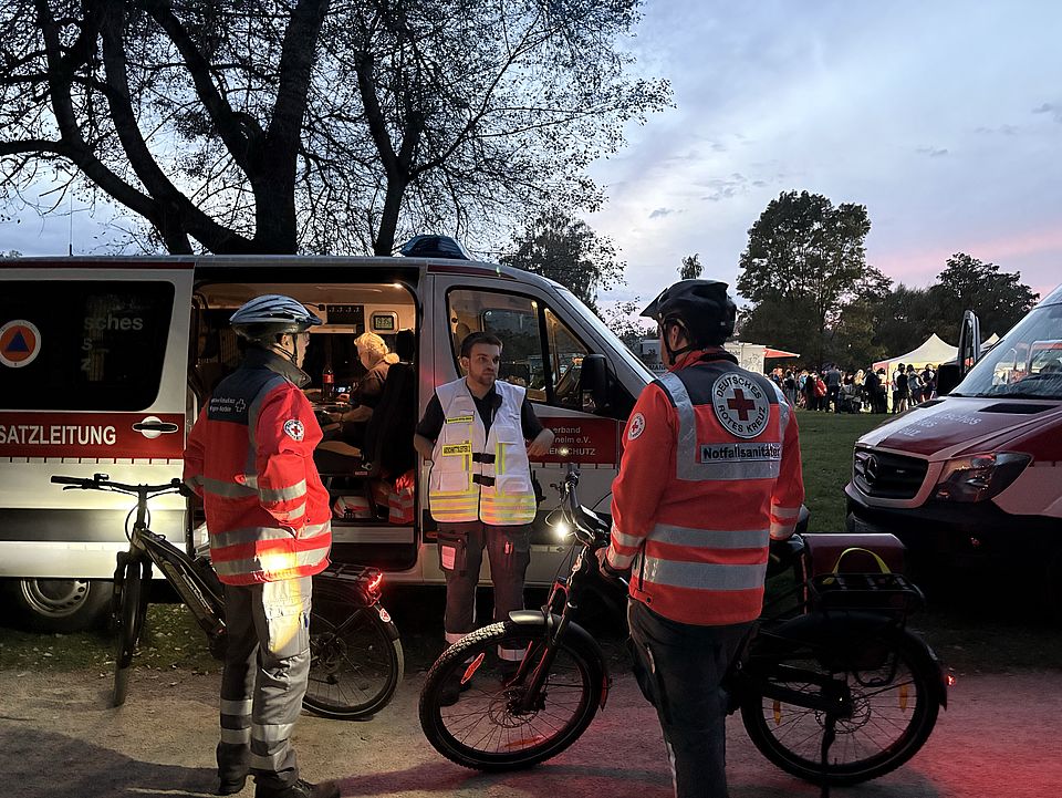 2026_09_26_Lichterlauf_am_Kiessee__17_.jpg DRK-Bereitschaft Göttingen vor Einsatzfahrzeug mit E-Bikes der neuen DRK-Fahrradstaffel am Göttinger Kiessee beim Lichterlauf, Einsatzleitung und Fahrradstaffel